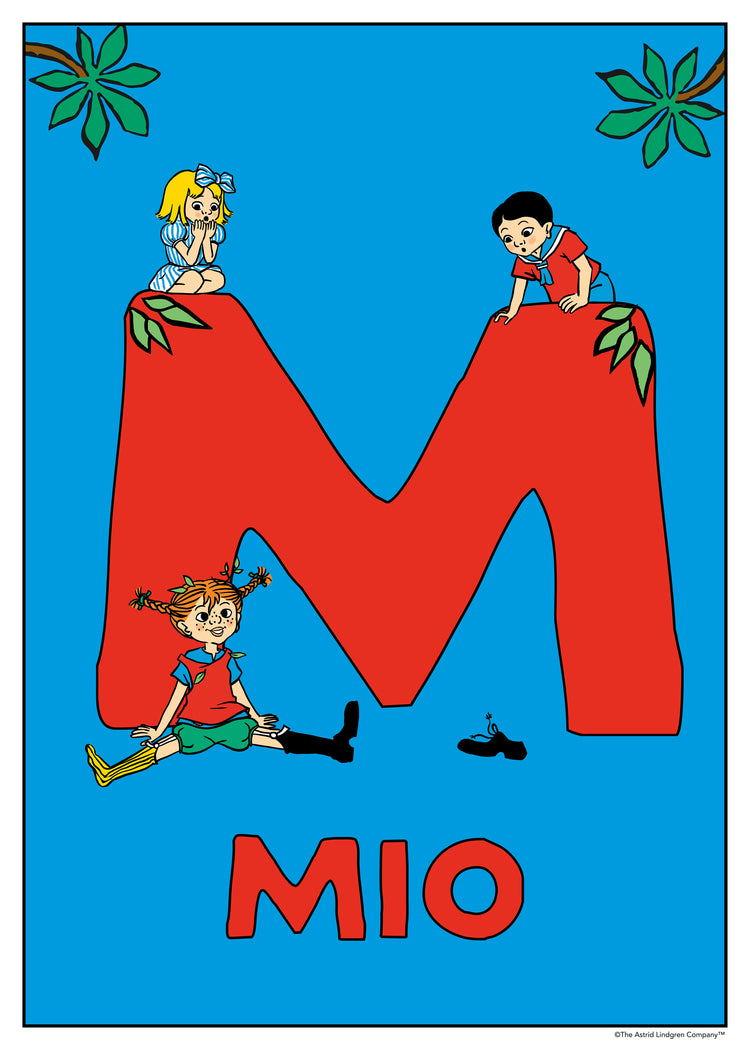 Pippi and friends play around a large red M with tropical leaves around. Name: Mio.