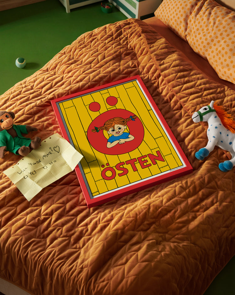 Pippi Longstocking name poster with the letter Ö and the name Östen, placed on a neatly made bed in a bright kids’ room.