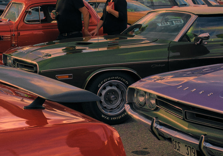 Old americana cars in different colors.