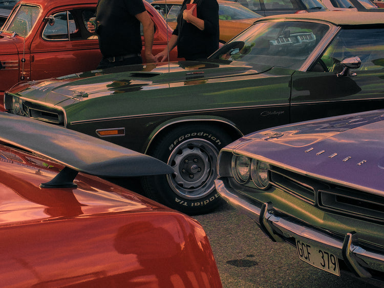 Old americana cars in different colors.