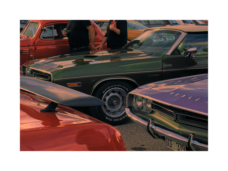Old americana cars in different colors.