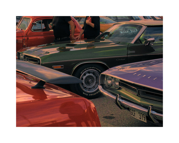 Old americana cars in different colors.