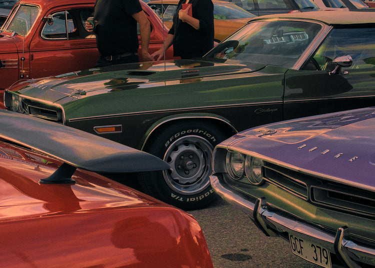 Old americana cars in different colors.
