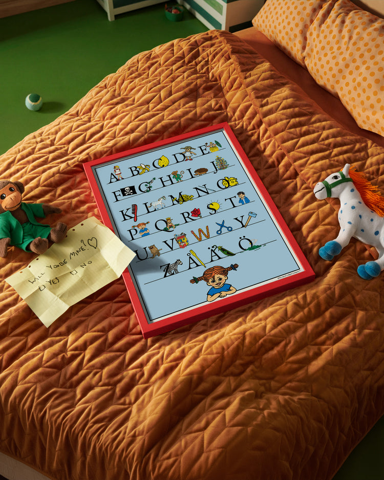 Pippi Longstocking Swedish alphabet poster A–Ö on a child’s bed in a kids’ room.