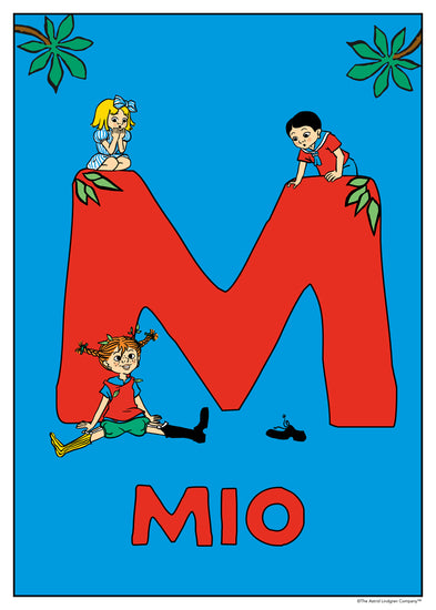 Pippi and friends play around a large red M with tropical leaves around. Name: Mio. 
