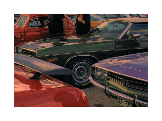 Old americana cars in different colors.