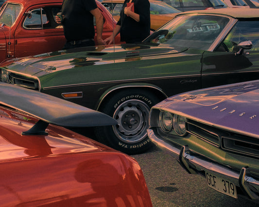 Old americana cars in different colors.