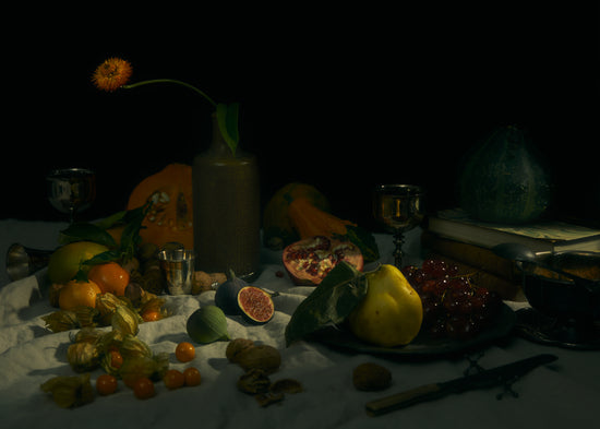 Still life photograph looking like an 18th century oil painting.