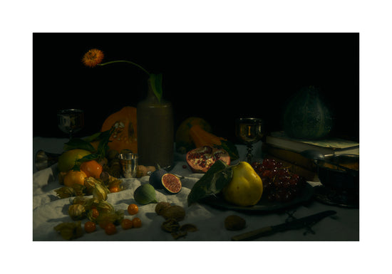 Still life photograph looking like an 18th century oil painting.