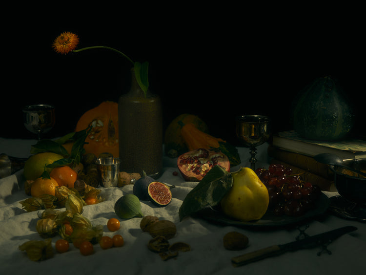 Still life photograph looking like an 18th century oil painting.