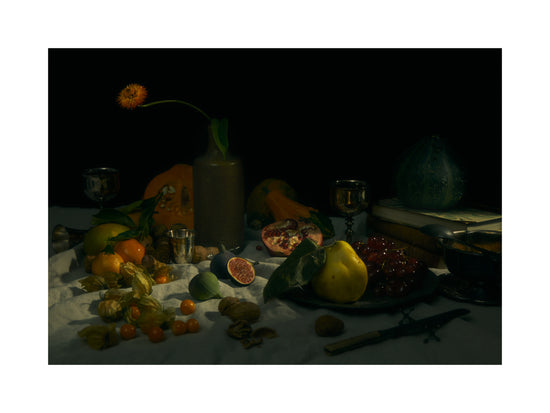 Still life photograph looking like an 18th century oil painting.