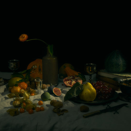 Still life photograph looking like an 18th century oil painting.