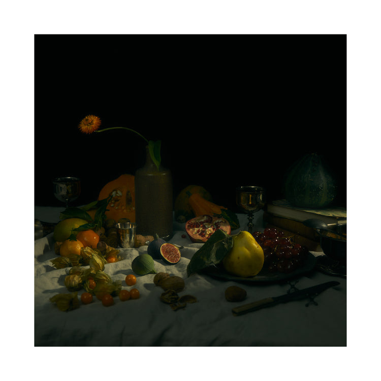 Still life photograph looking like an 18th century oil painting.