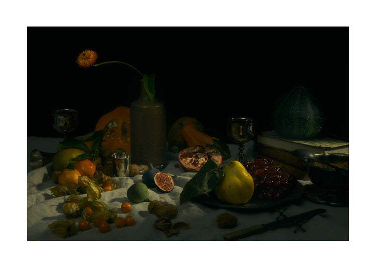 Still life photograph looking like an 18th century oil painting.